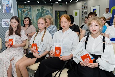 Школьники получили первые в жизни паспорта